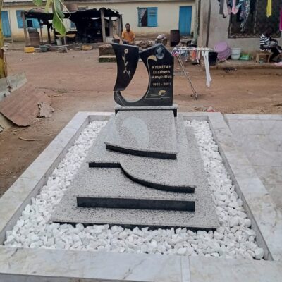 Modèle Floral Sculpté sur Gravier Blanc
