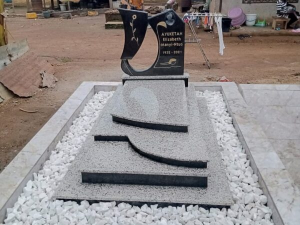 Modèle Floral Sculpté sur Gravier Blanc