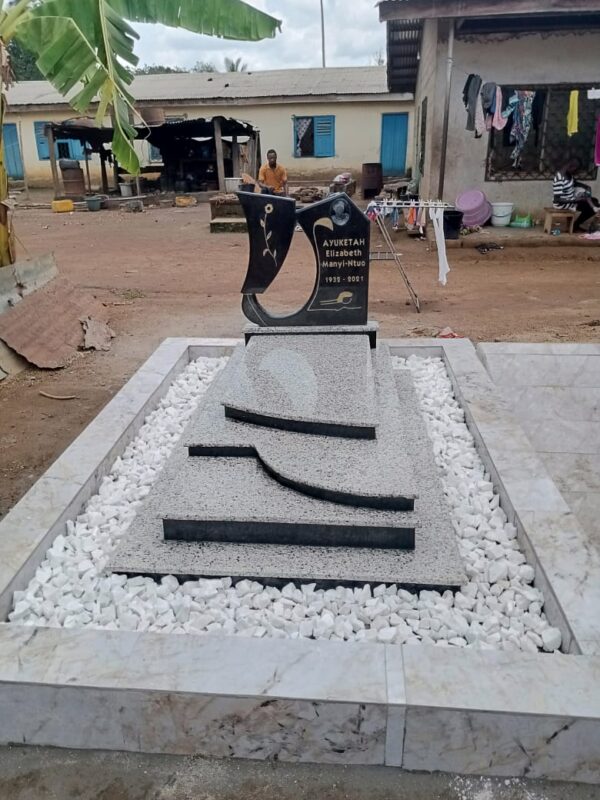 Modèle Floral Sculpté sur Gravier Blanc