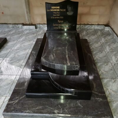 Monument Funéraire Prestige Granit Importé Noir Nuancé à Niveaux