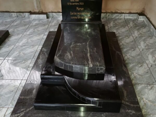 Monument Funéraire Prestige Granit Importé Noir Nuancé à Niveaux