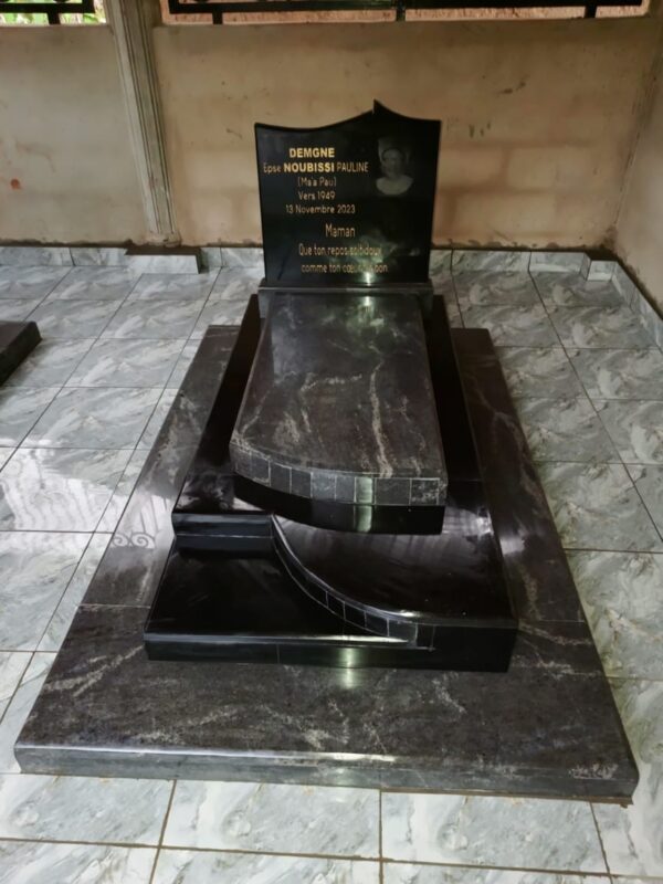 Monument Funéraire Prestige Granit Importé Noir Nuancé à Niveaux