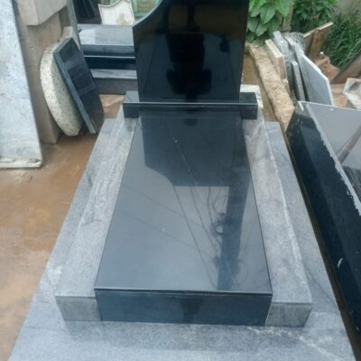 Monument Funéraire Épuré Noir Absolu et Encadrement Gris En Granit Importé