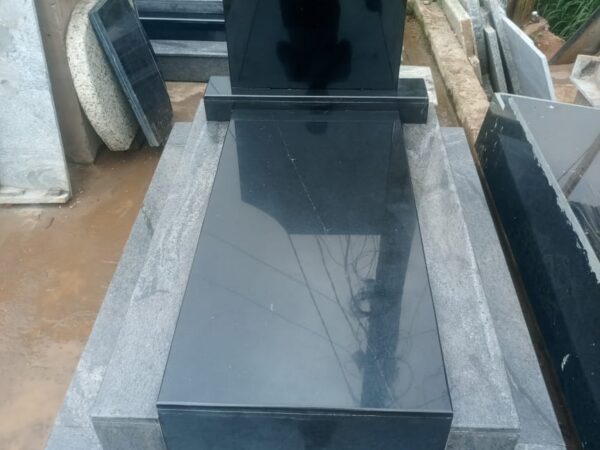Monument Funéraire Épuré Noir Absolu et Encadrement Gris En Granit Importé