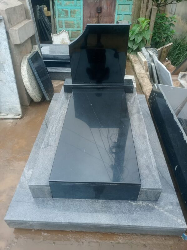 Monument Funéraire Épuré Noir Absolu et Encadrement Gris En Granit Importé