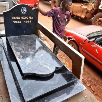 Monument Funéraire Élégant Granit Gris aux Bords Cannelés Importé