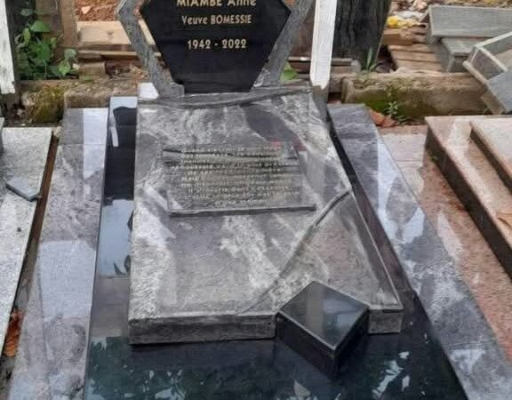 Pierre Tombale Prestige avec Livre du Souvenir et Stèle Losange En Granit Importé