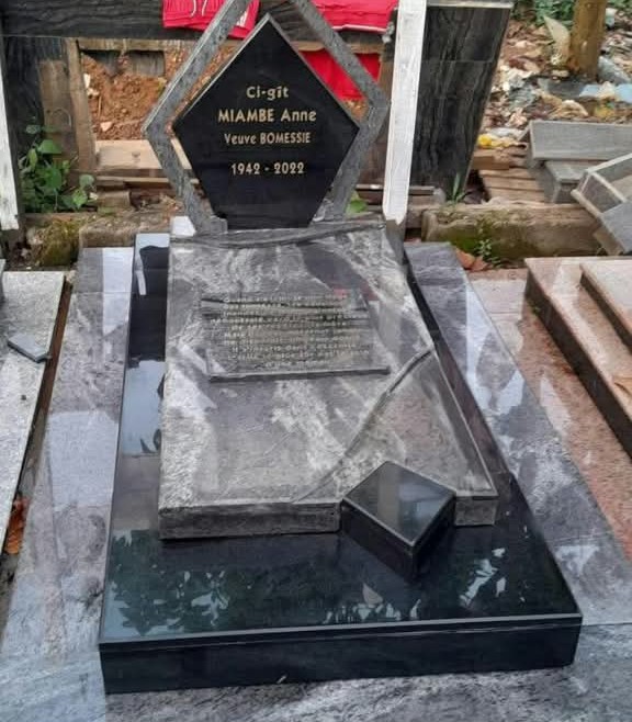 Pierre Tombale Prestige avec Livre du Souvenir et Stèle Losange En Granit Importé