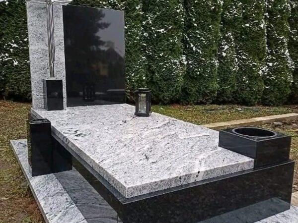 Monument Funéraire Majestueux avec Croix Argentée et Granit Gris Importé