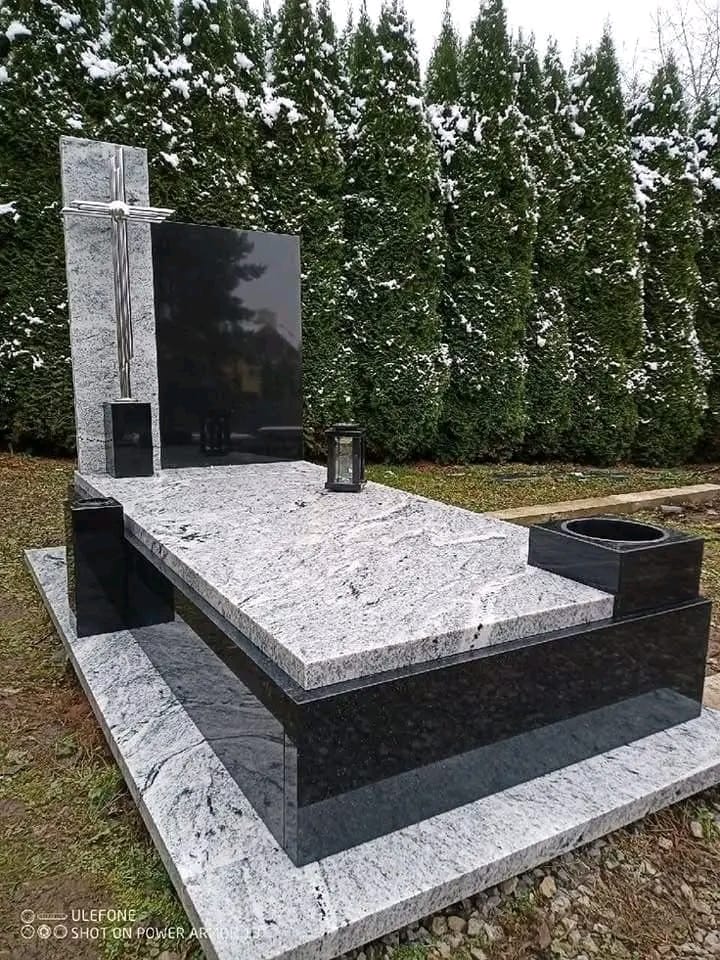 Monument Funéraire Majestueux avec Croix Argentée et Granit Gris Importé